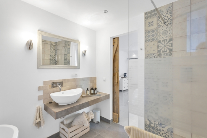 Ensuite Bath & Shower room