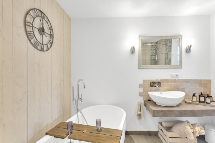 Ensuite Bath & Shower room