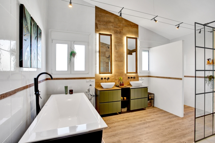 Ensuite Bath & Shower Room